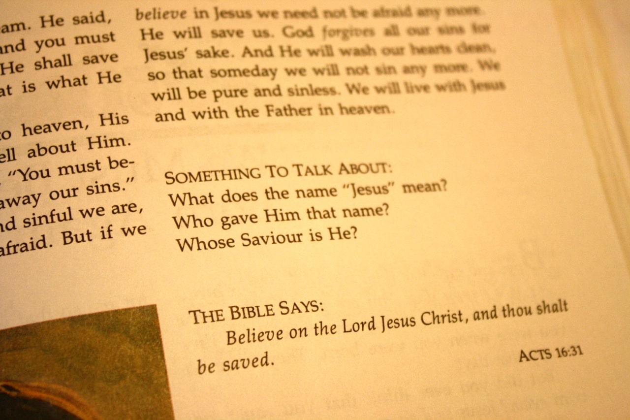A Leading Little Ones to God review and how to use this Bible story devotional in your homeschool in simple, memory-building ways to discuss basic Bible truths. 