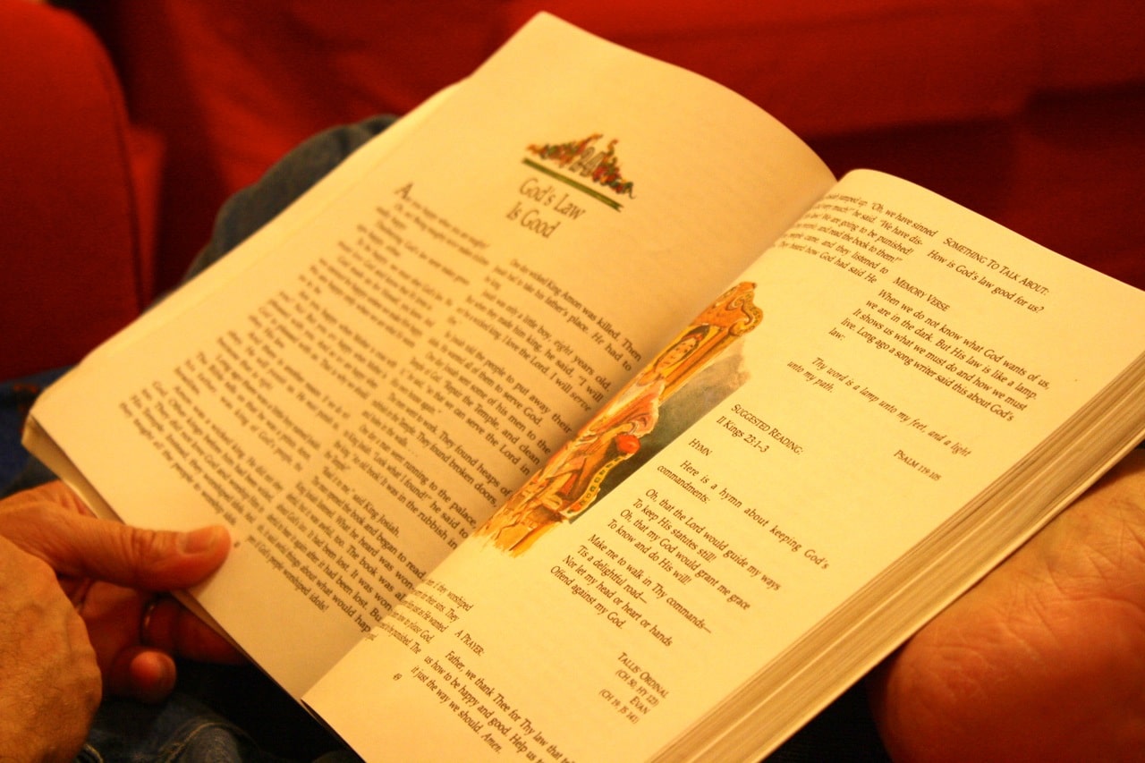 A Leading Little Ones to God review and how to use this Bible story devotional in your homeschool in simple, memory-building ways to discuss basic Bible truths. 