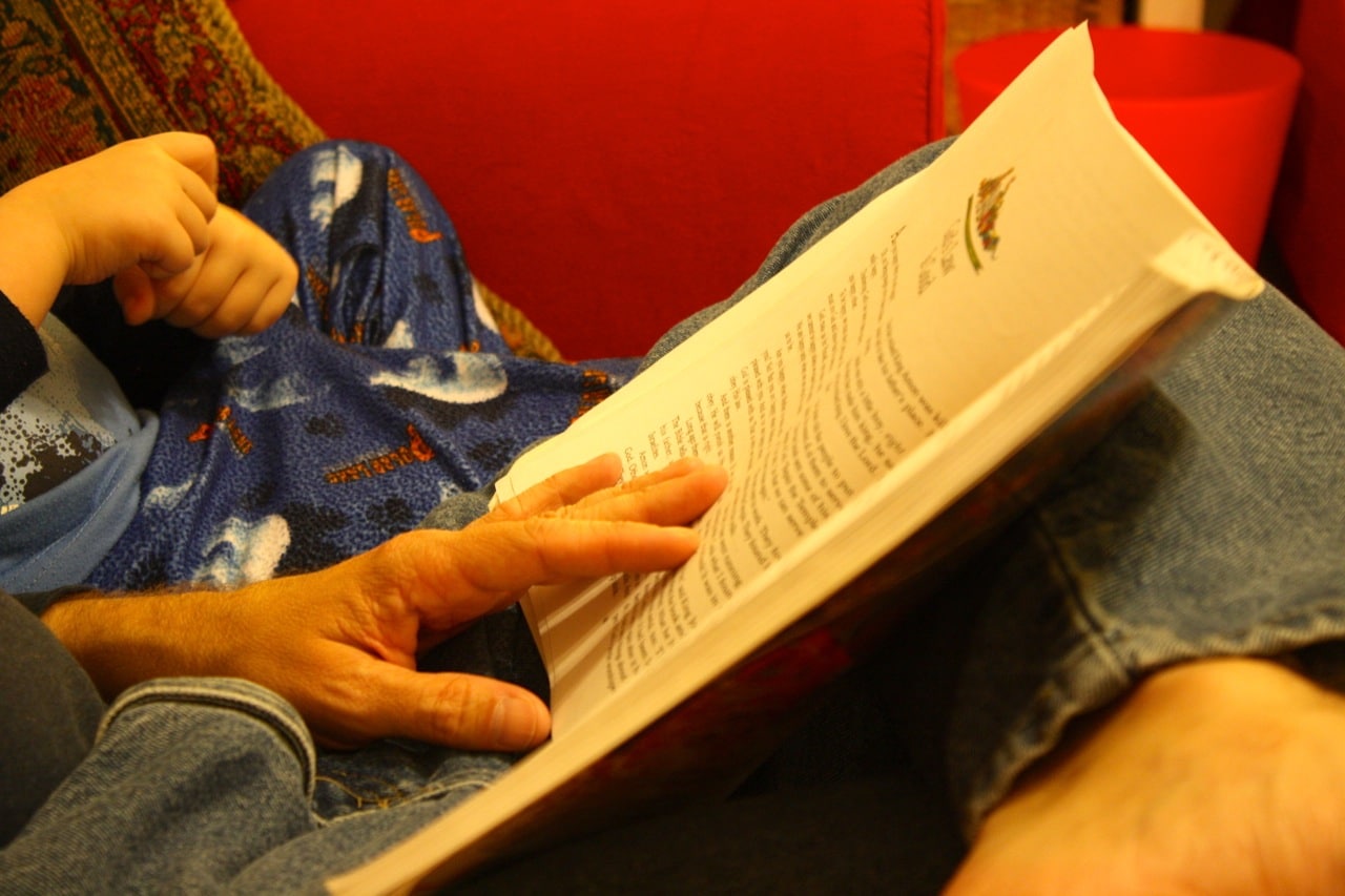 A Leading Little Ones to God review and how to use this Bible story devotional in your homeschool in simple, memory-building ways to discuss basic Bible truths. 